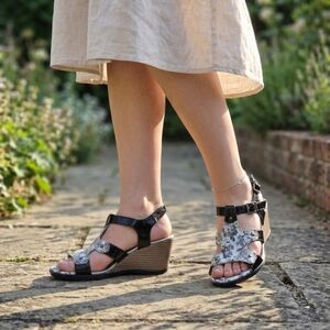 Un Tour en Ville Wedge Sandals Black White Floral Lace Size 40